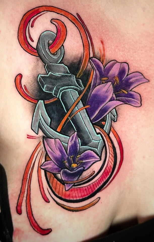 Farbiges Anker Tattoo mit Blumen